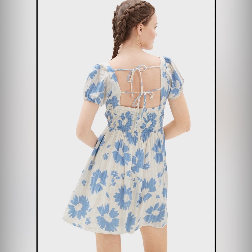 American Eagle lined floral back tied dress with pockets. Size Medium. EUC.